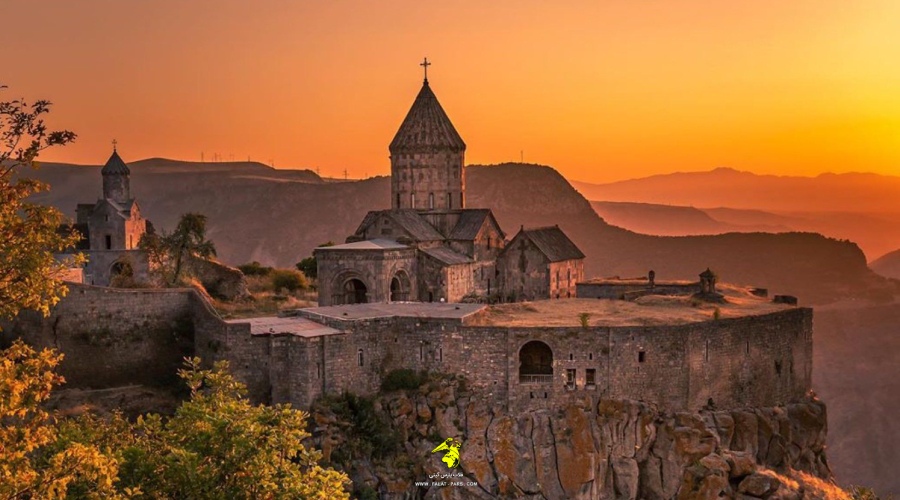 کلیسای ارمنستان  در غروب آفتاب 